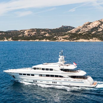 Latitude yacht exterior 4