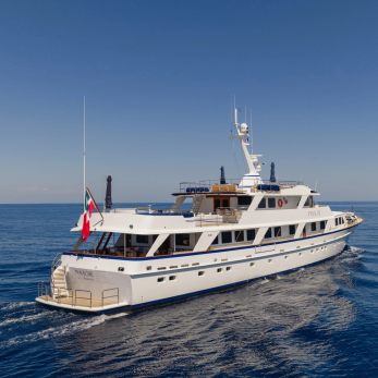 Panache yacht exterior 5
