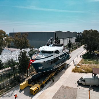 V yacht exterior 4