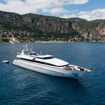 Hemilea yacht exterior 2