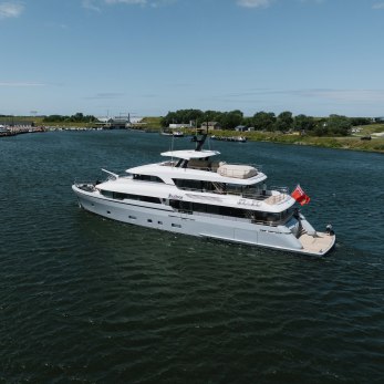 Lollipop yacht exterior 5