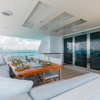 Blondie yacht interior 4
