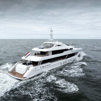 Pa’lante yacht exterior 5