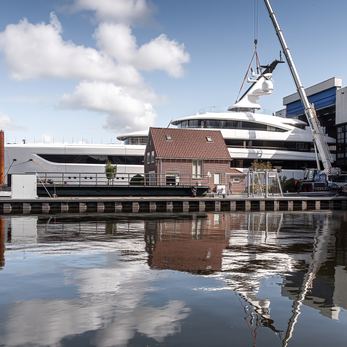 Alvia yacht exterior 2