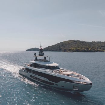 Luz de Mar yacht exterior 3