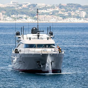 Izumi yacht exterior 3