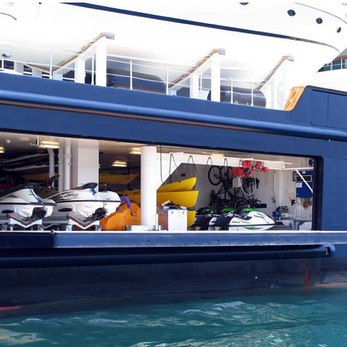 Le Grand Bleu yacht exterior 4