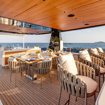 Toy yacht exterior 3