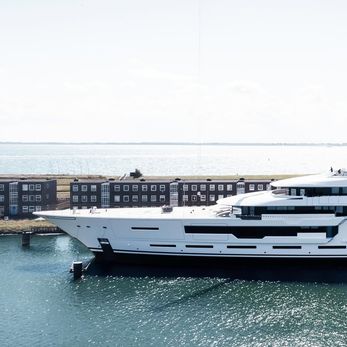 Tanzanite yacht exterior 4