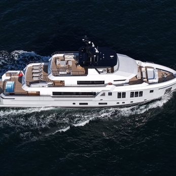 Bee yacht exterior 5