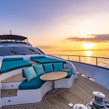 Hummingbird yacht exterior 2