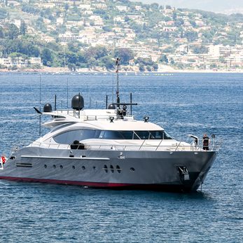 Izumi yacht exterior 2