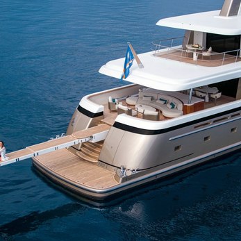 Floating Loan yacht exterior 5