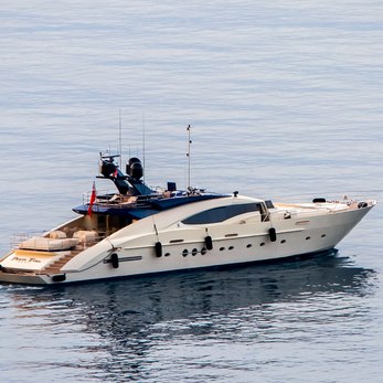 AK Royalty yacht exterior 3