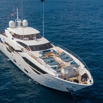 2 J's of London yacht exterior 3