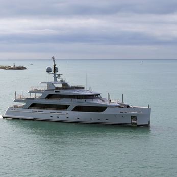 Gioia yacht exterior 2