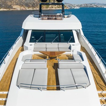 Leonidas yacht exterior 2