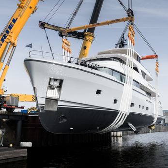 Lollipop yacht exterior 3