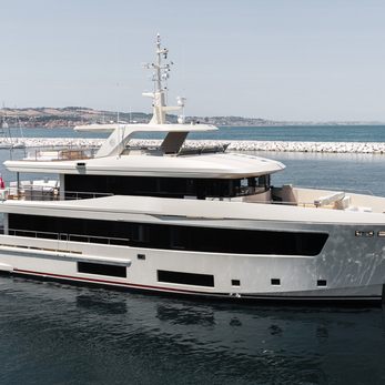 Ammonite yacht exterior 4