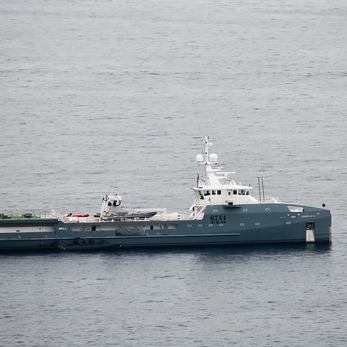 Kalm yacht exterior 4