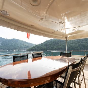 Senior S yacht exterior 3