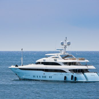 Vertigo yacht exterior 4