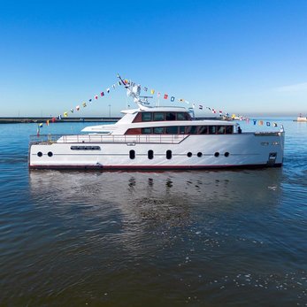 Vero yacht exterior 2