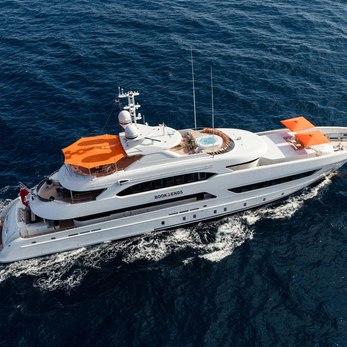 Artisa yacht exterior 4