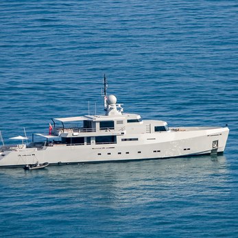 Cyclone yacht exterior 2