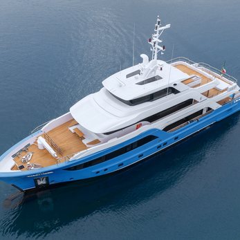 Presence yacht exterior 4