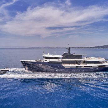 Omnia yacht exterior 2