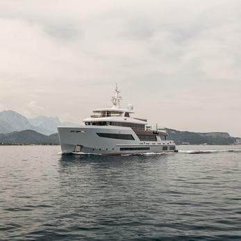 Heeus yacht exterior 2