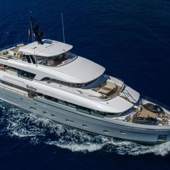 Lollipop yacht exterior 2
