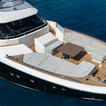 Bella Luna yacht exterior 3