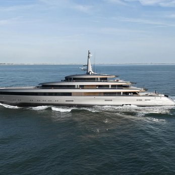 Obsidian yacht exterior 3