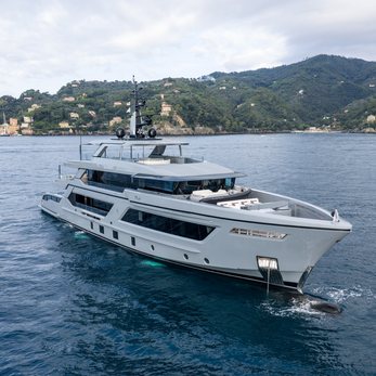 RJ yacht exterior 3
