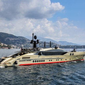 DB9 yacht exterior 4