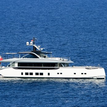 Spring yacht exterior 4