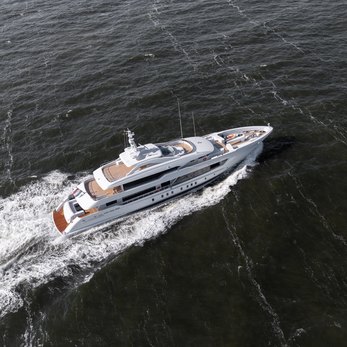 Pa’lante yacht exterior 4