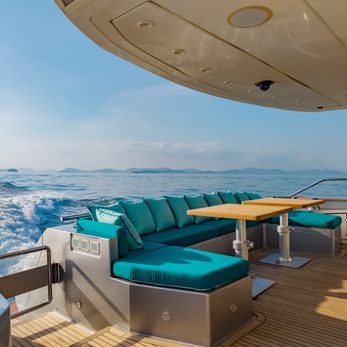 Hummingbird yacht exterior 4