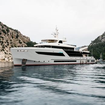 Heeus yacht exterior 3