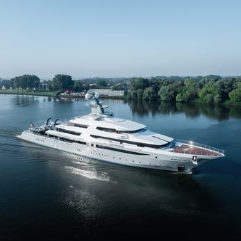 Draak yacht exterior 3