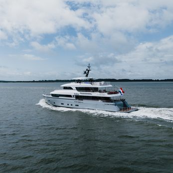 Lollipop yacht exterior 4