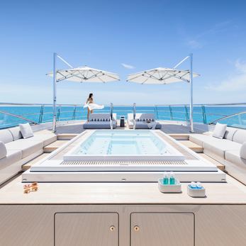 Entourage yacht exterior 3