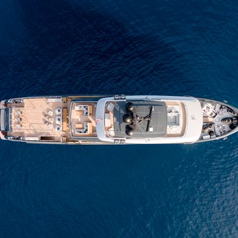 Amo yacht exterior 4