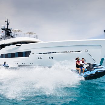 Entourage yacht exterior 4