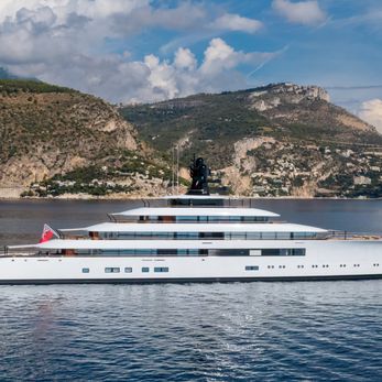 Pi yacht exterior 4