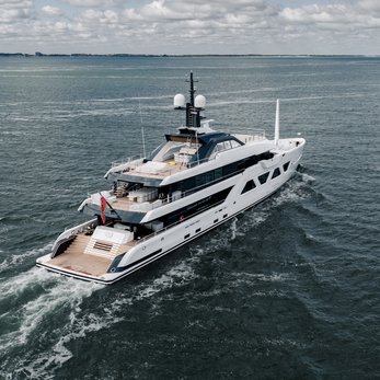 QU2 yacht exterior 5