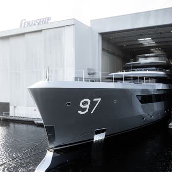 Valor yacht exterior 2