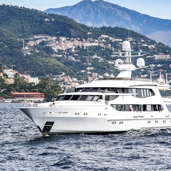 Oasis yacht exterior 3